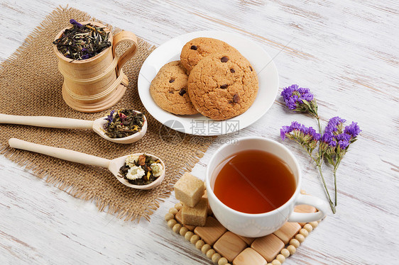 草药茶饼干木桌上各种草药茶图片