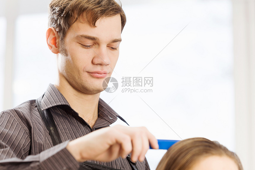 美容院理发师男理发师椅子上的轻女人高清图片下载 正版图片 摄图网