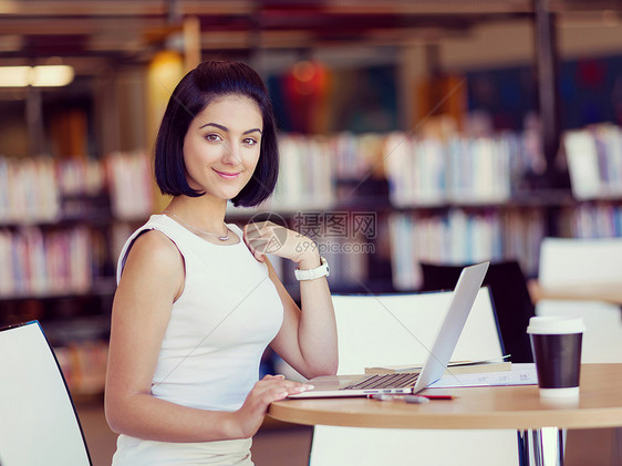 图书馆里快乐的女学生快乐的轻女学生图书馆图片