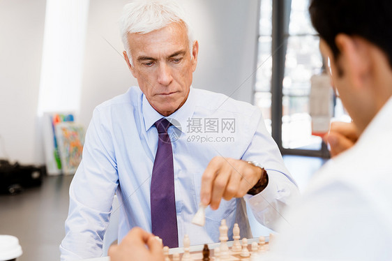 两个商人办公室里下棋战略游戏图片