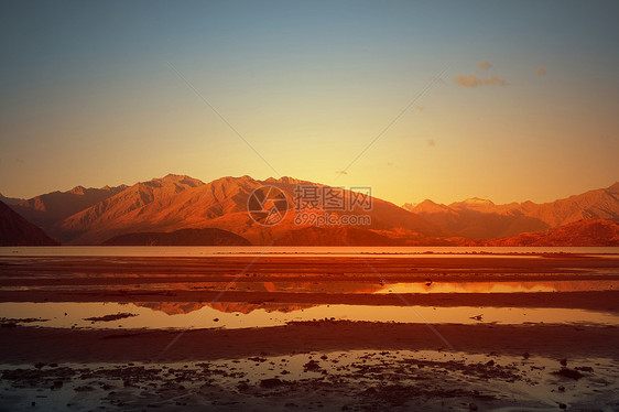 自然的夏季景观夏田高山的自然景观图片