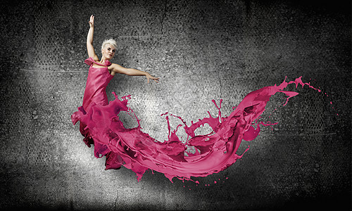 无忧无虑的女人轻迷人的女人穿着粉红色的连衣裙跳得很高图片