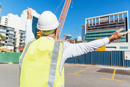 建筑工地的工程师建设者建筑工程师施工场景穿着安全背心图片