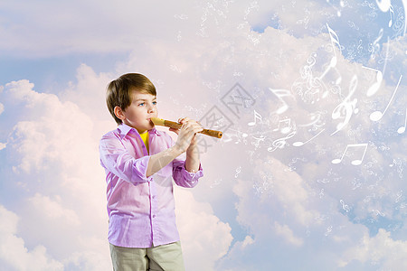 长笛的男孩小可爱男孩多云背景下长笛的形象图片