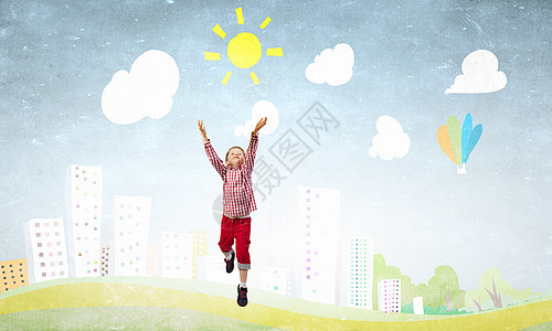 快乐粗心的童小快乐可爱的男孩天空中晒太阳图片