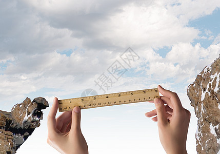 评估风险用尺子人手测量间隙图片
