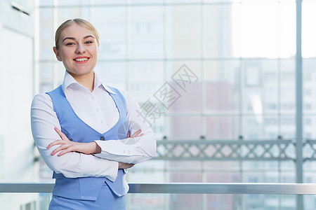 办公楼里魅力的女人轻的金发女人现代璃内部手臂交叉胸部图片