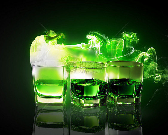三杯绿色的苦艾酒三杯带仙女的绿色苦艾酒图片