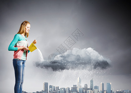 下雨的天气轻的女人城市里随意地倒水图片