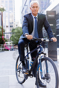 成功的商人骑自行车成功的商人穿着西装骑自行车图片