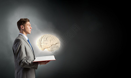 书来开阔你的头脑震惊的商人着打开的书与大脑图片图片