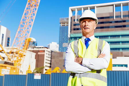 建筑工地的工程师建设者建筑工程师施工场景穿着安全背心图片