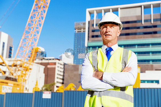 建筑工地的工程师建设者建筑工程师施工场景穿着安全背心图片