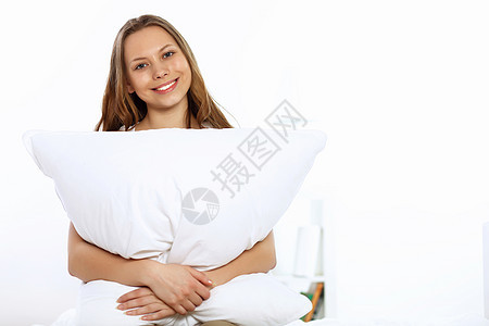 微笑的女人抱着枕头图片
