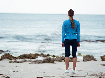 活泼的轻女人站海洋前图片