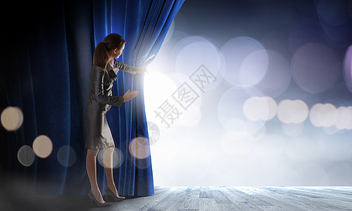 轻的女商人向另个现实拉开了舞台帷幕拉开窗帘图片