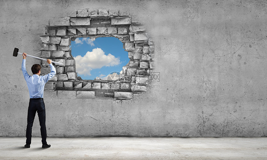 打破壁垒轻坚定的商人用打破了墙