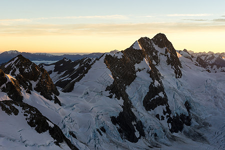 山峰山景雪,蓝天清澈图片