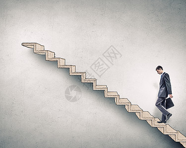 上职业阶梯轻的商人走梯子上,代表着成功的图片