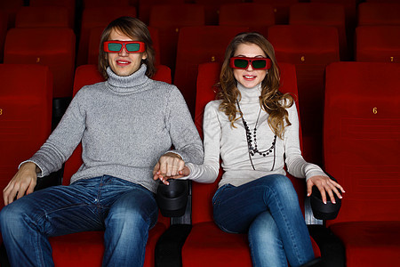 轻夫妇坐电影院看电影图片