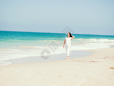 阳光明媚的天,海滩上穿着白色衣服的女人海滩上美好的天图片