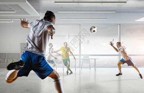 办公室打球球员商人现代办公室踢足球图片