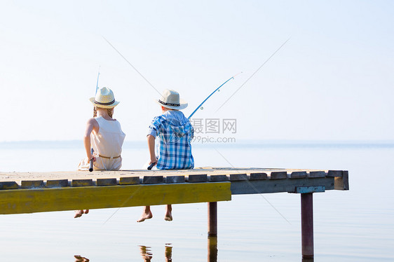 女孩带着钓鱼竿码头钓鱼图片