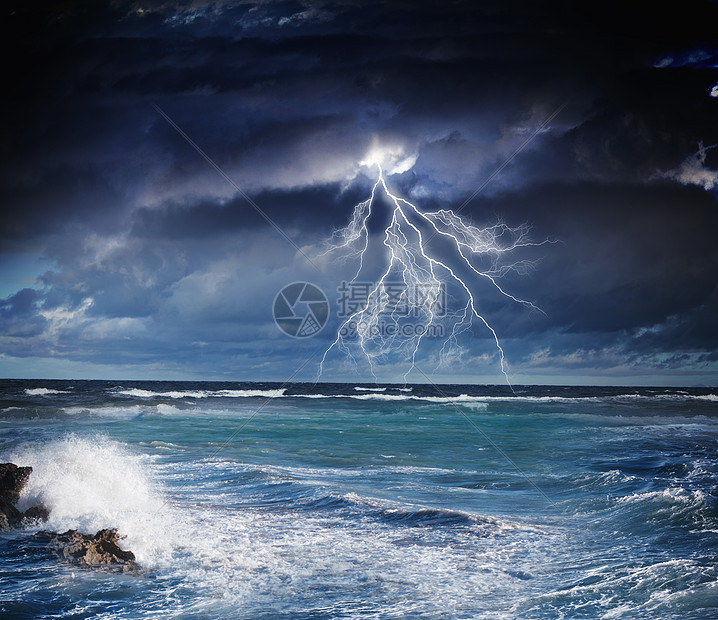‘~晚上暴风雨暴风雨海上闪电的黑夜形象  ~’ 的图片