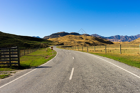 风景如画新西兰阿尔卑斯山道路的自然景观图片