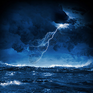 晚上暴风雨暴风雨海上闪电的黑夜形象背景图片