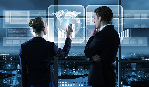 技术创新商人女商人触摸数字屏幕图标的后视镜图片