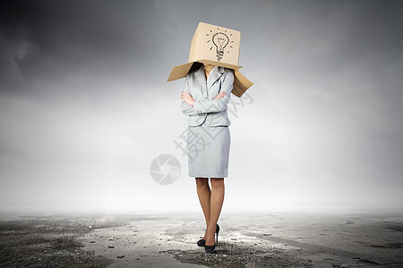 头上戴盒子的女人女商人戴着带标志的头纸箱图片