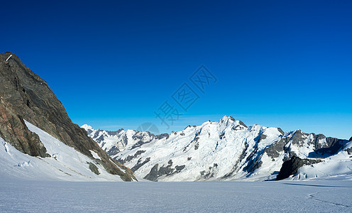 山峰山景雪,蓝天清澈图片