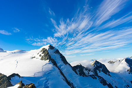 雪山山景雪,蓝天清澈图片