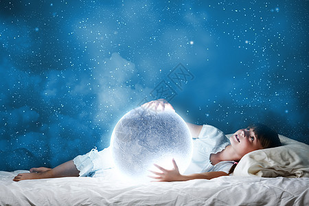 晚上梦可爱的女孩月亮睡床上图片