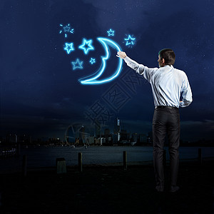 商人画月亮星星商人黑暗的天空中画出月亮星星背景图片