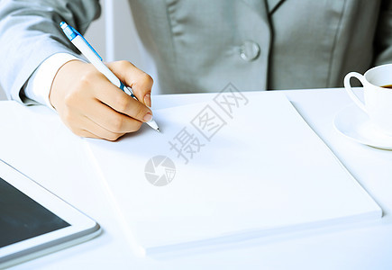 签署文件特写女商人手签名文件的形象图片