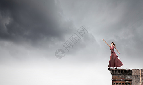 盲人女人轻迷人的女人穿着衣服,眼睛蒙上眼睛图片