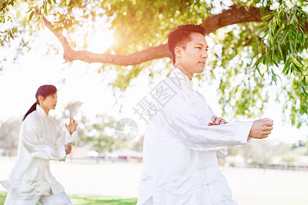 人们公园练泰拳人们夏天公园练太极拳图片