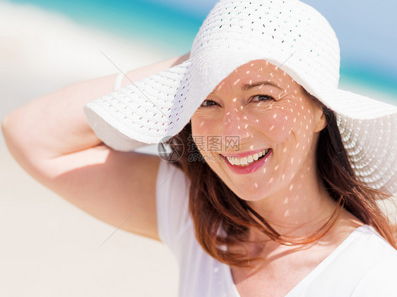 阳光明媚的天,海滩上穿着白色衣服的女人海滩上美好的天图片
