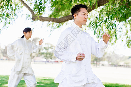 人们公园练泰拳人们夏天公园练太极拳图片