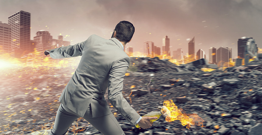 商人扔出咄咄逼人的燃烧瓶背叛战争汽油