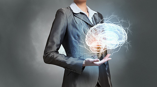 伟大头脑的人女商人手掌中持大脑图片素材