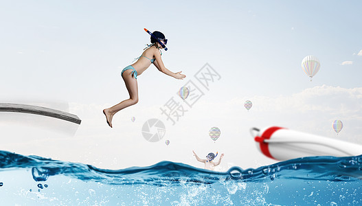 伟大的暑假学龄少女戴着潜水具玩得开心图片