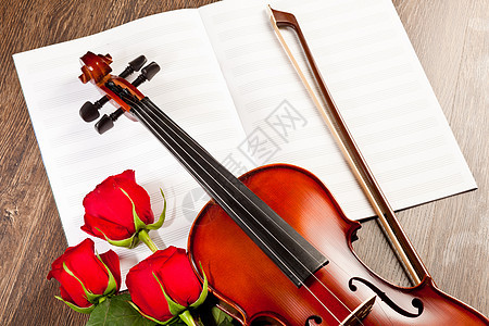 红玫瑰小提琴桌子上红玫瑰小提琴图片
