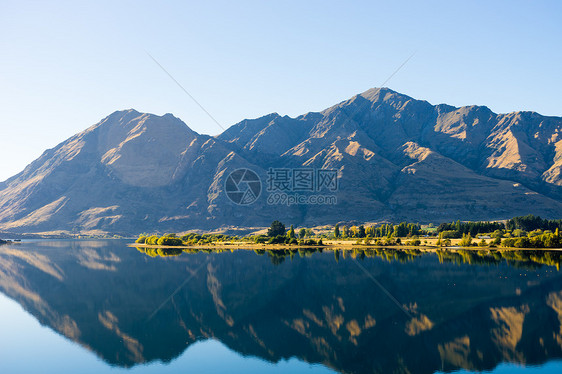 风景如画新西兰阿尔卑斯山湖泊的自然景观图片