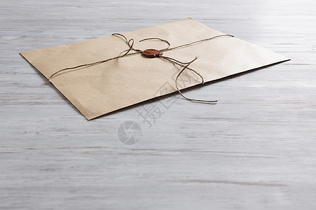桌子上印章的信旧的邮政与信封与蜡密封木制表图片