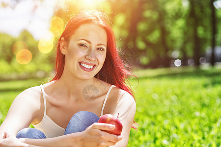 带苹果的女孩夏天公园里红苹果女孩的肖像图片