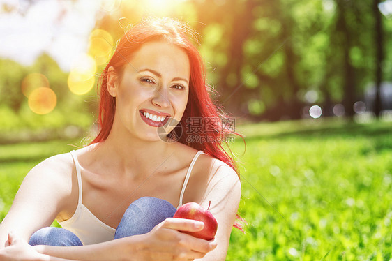 带苹果的女孩夏天公园里红苹果女孩的肖像图片