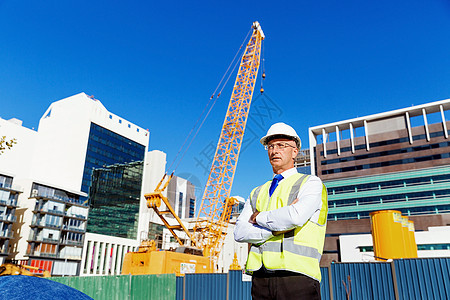 建筑工地的工程师建设者建筑工程师施工场景穿着安全背心图片